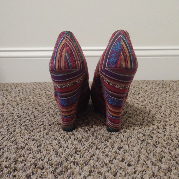 Mossimo Patterned Wedges - Picture 2 of 4